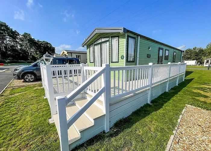 Lovely 6 Berth Caravan At Caldecott Hall Country Park, Norfolk Ref 91010C