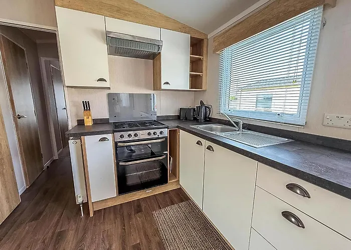 Lovely 6 Berth Caravan At Caldecott Hall Country Park, Norfolk Ref 91010C