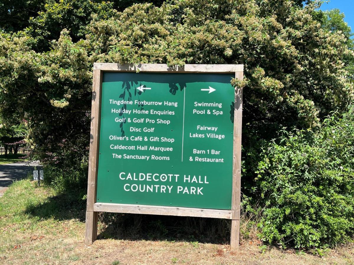 Lovely 6 Berth Caravan At Caldecott Hall Country Park, Norfolk Ref 91010c Campsite *