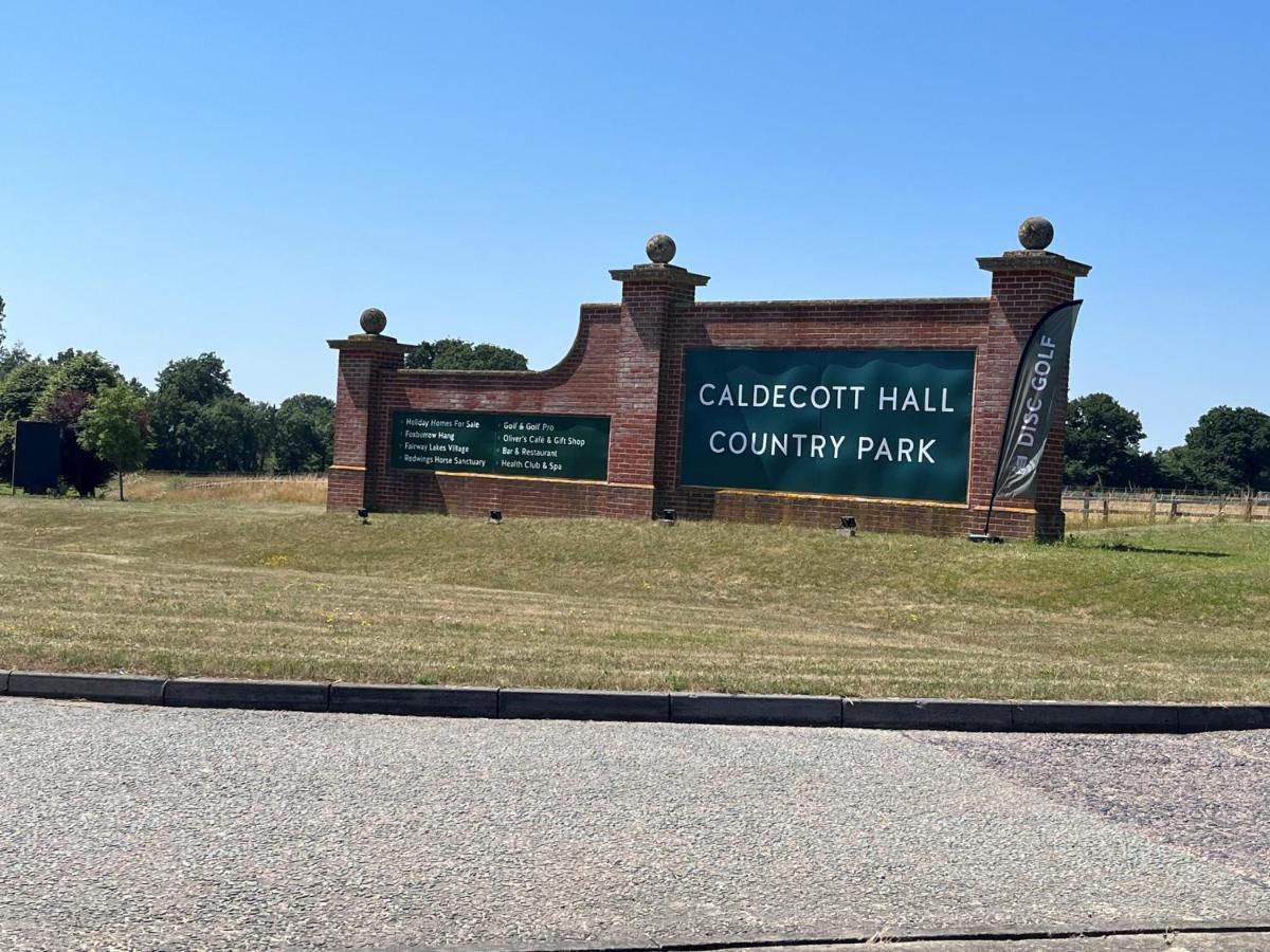Lovely 6 Berth Caravan At Caldecott Hall Country Park, Norfolk Ref 91010c Campsite Great Yarmouth