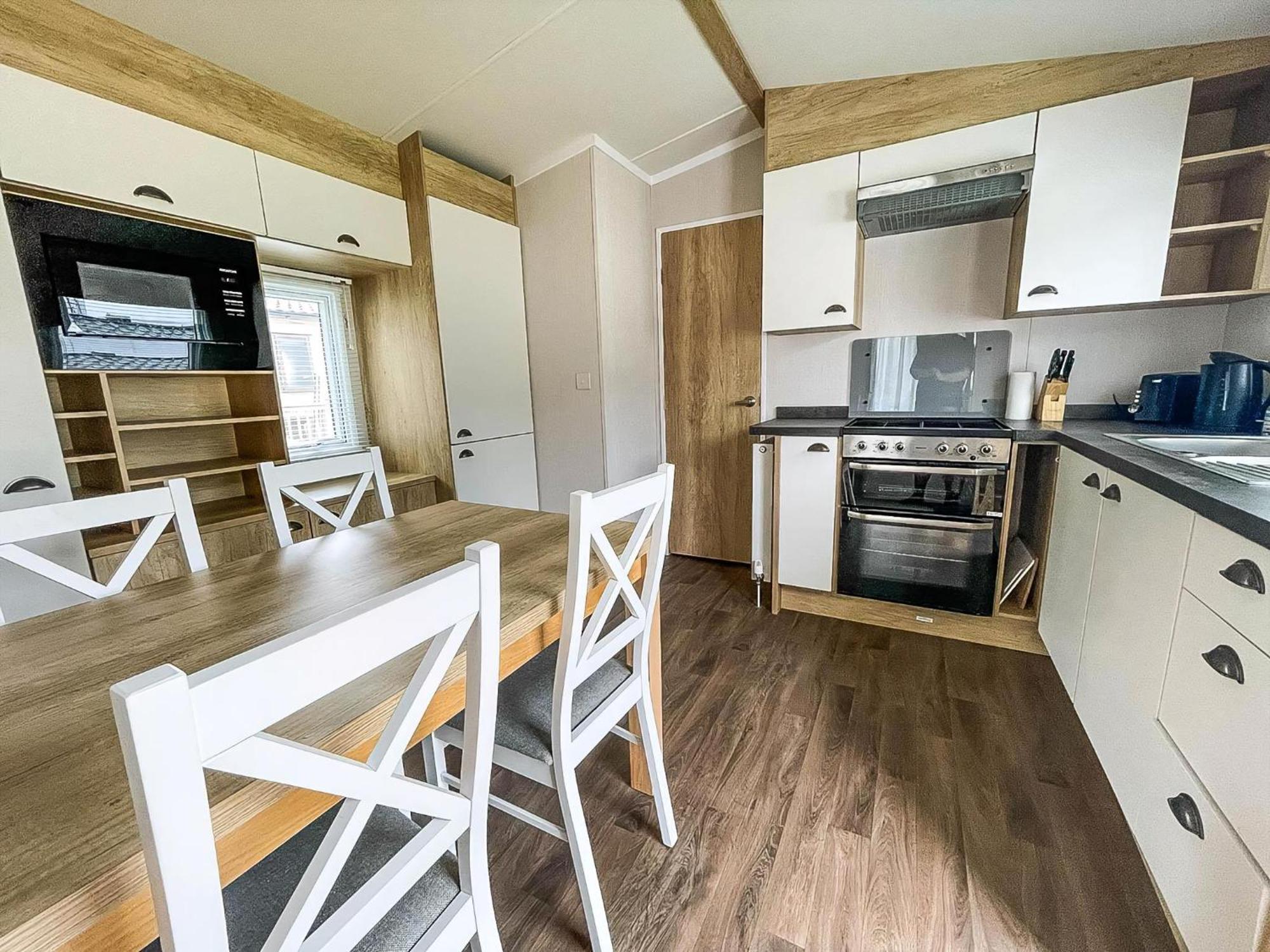 Campsite Lovely 6 Berth Caravan At Caldecott Hall Country Park, Norfolk Ref 91010c