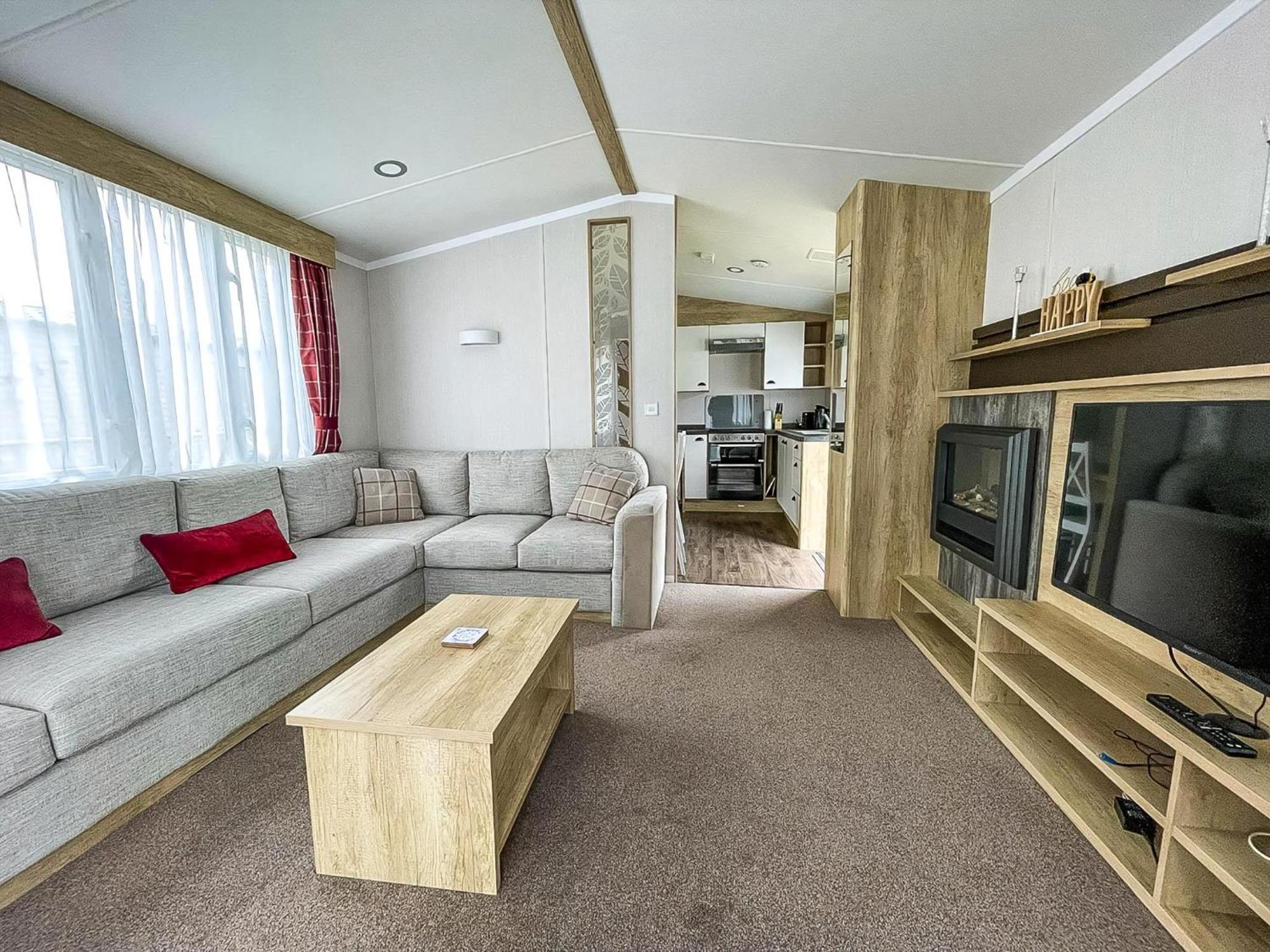 Lovely 6 Berth Caravan At Caldecott Hall Country Park, Norfolk Ref 91010c Campsite Great Yarmouth