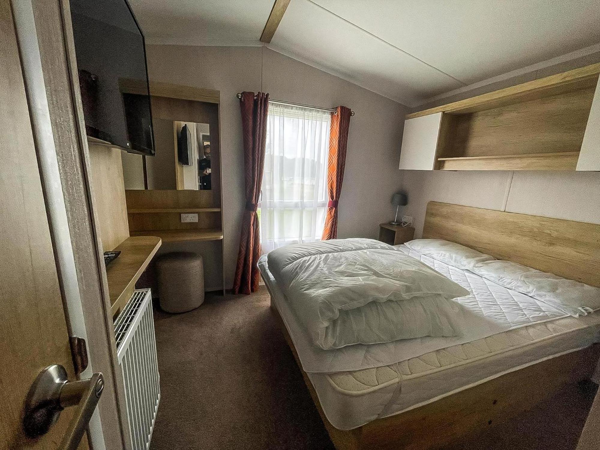 Lovely 6 Berth Caravan At Caldecott Hall Country Park, Norfolk Ref 91010c *