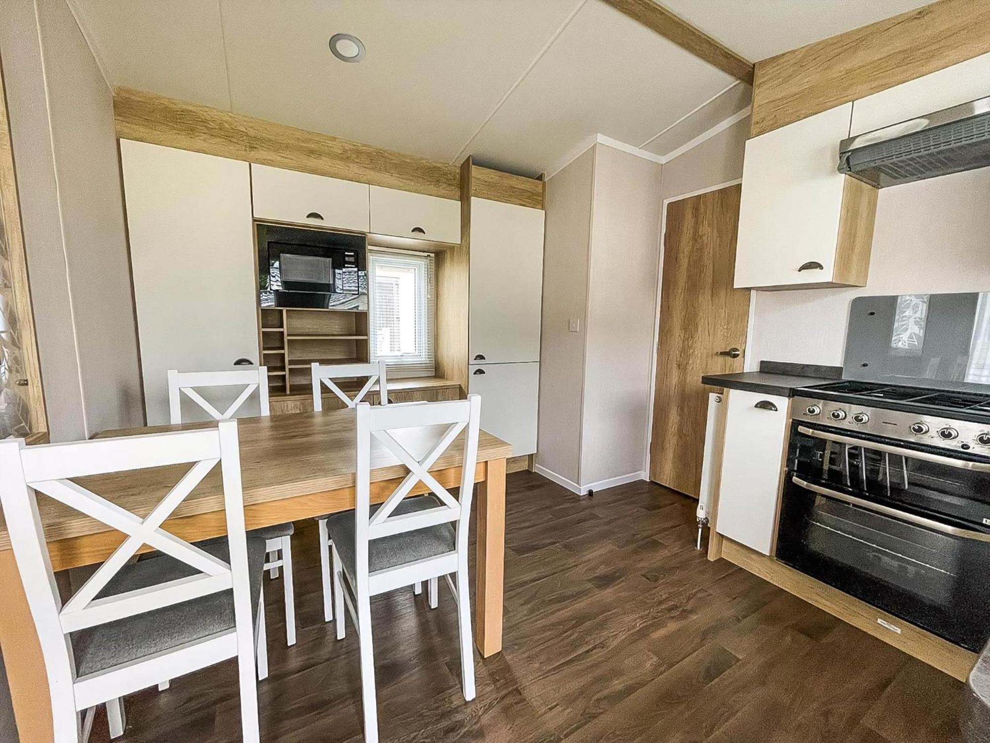 Lovely 6 Berth Caravan At Caldecott Hall Country Park, Norfolk Ref 91010c * Great Yarmouth