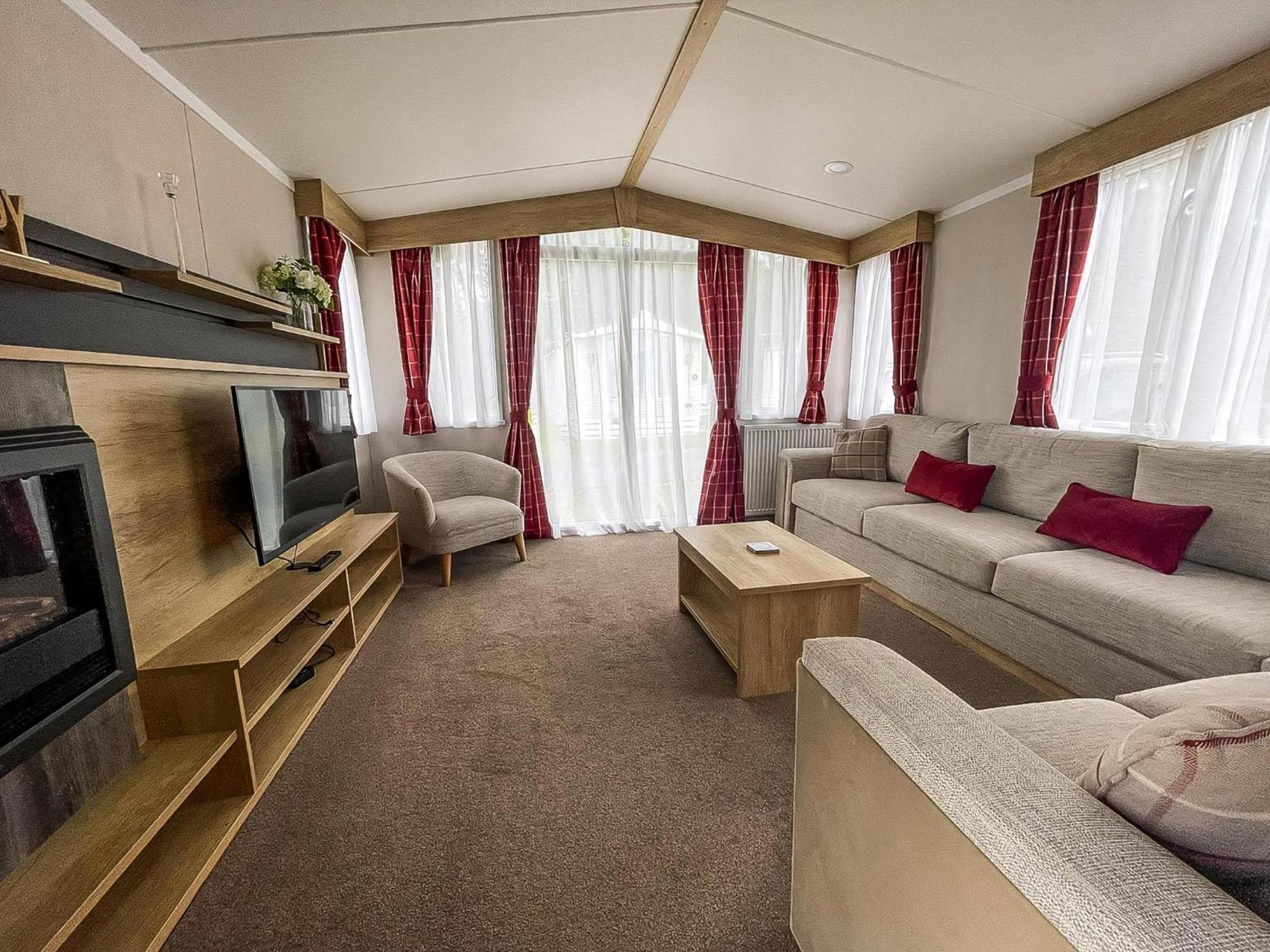 Lovely 6 Berth Caravan At Caldecott Hall Country Park, Norfolk Ref 91010c Campsite *