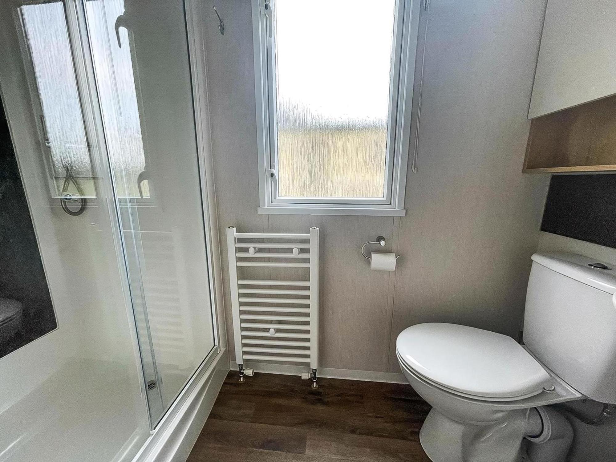 Lovely 6 Berth Caravan At Caldecott Hall Country Park, Norfolk Ref 91010c Great Yarmouth