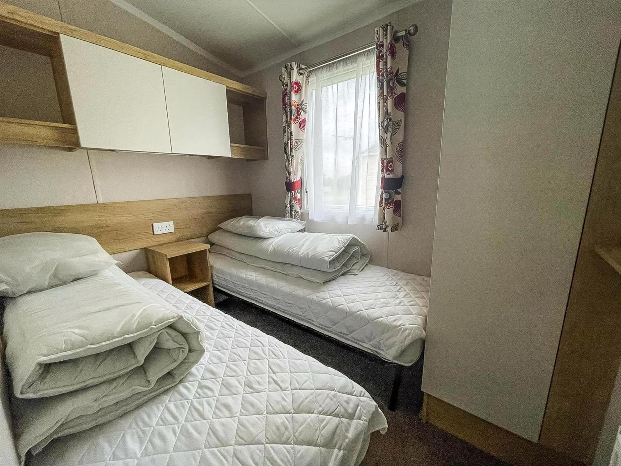 Lovely 6 Berth Caravan At Caldecott Hall Country Park, Norfolk Ref 91010c