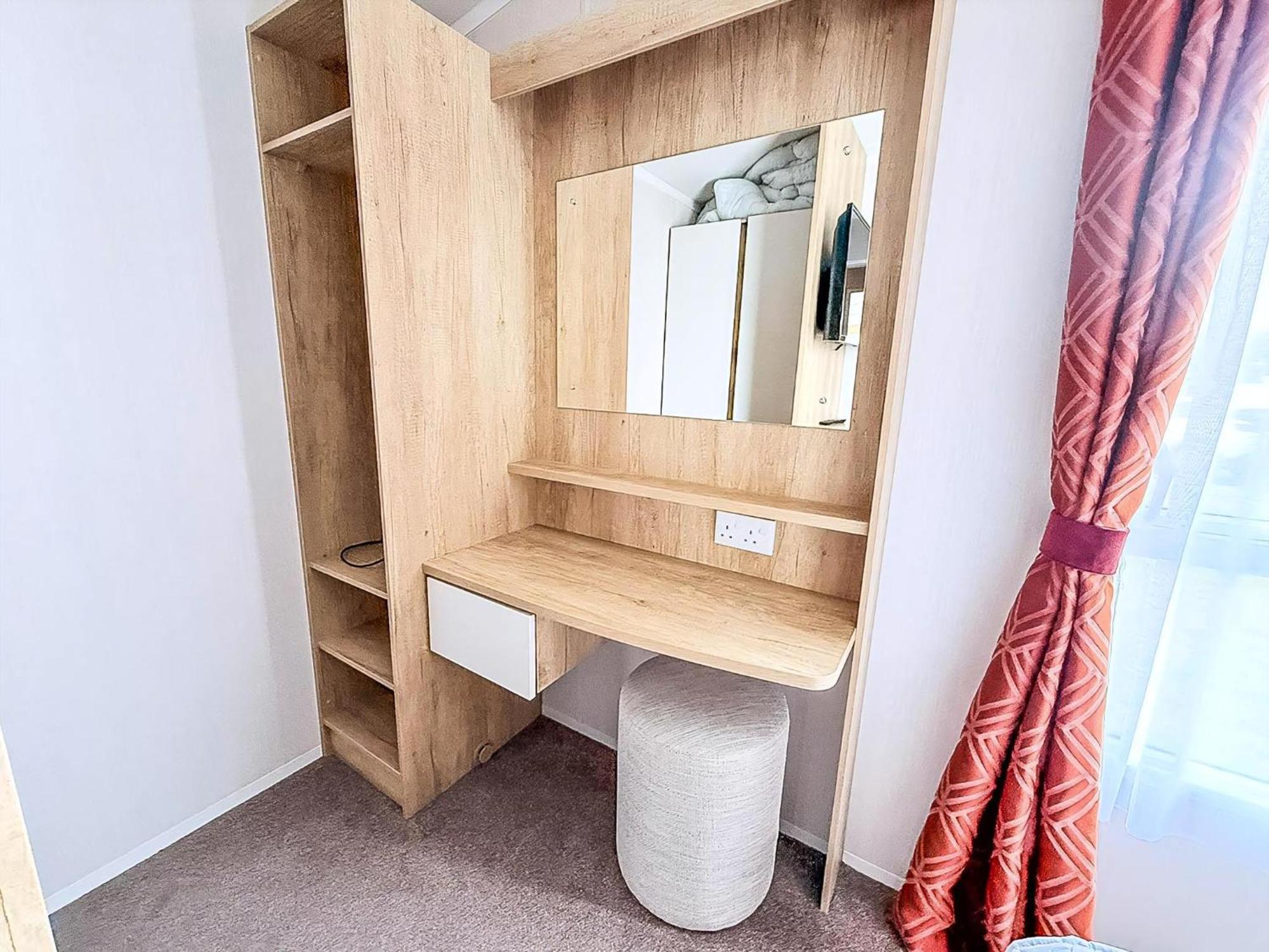 Lovely 6 Berth Caravan At Caldecott Hall Country Park, Norfolk Ref 91010c *