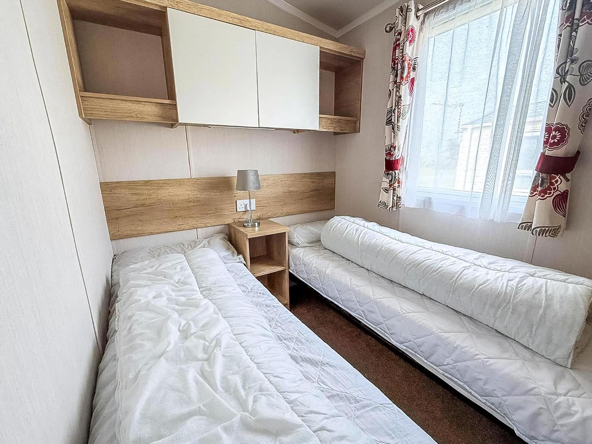 Lovely 6 Berth Caravan At Caldecott Hall Country Park, Norfolk Ref 91010c Great Yarmouth