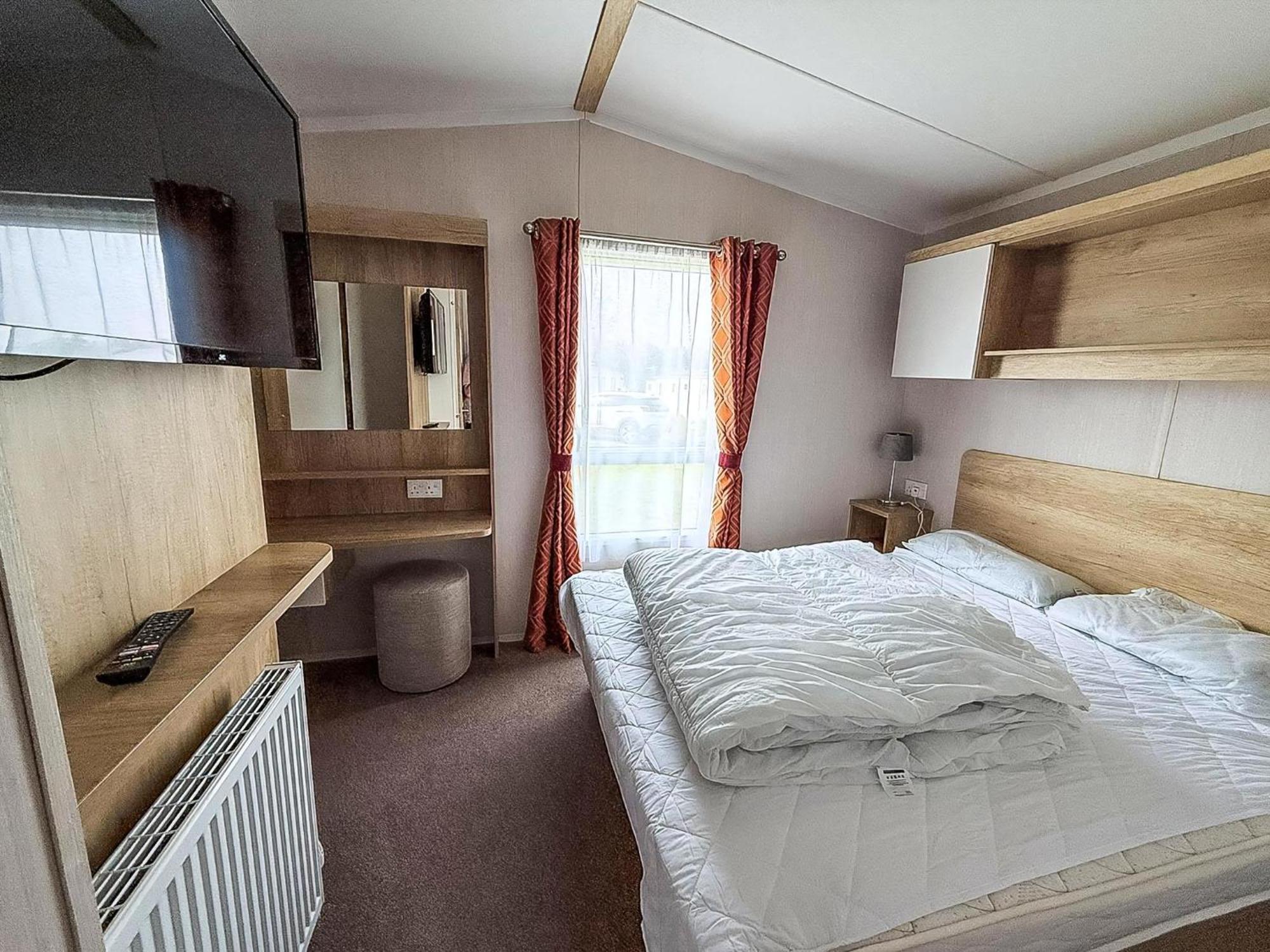 Lovely 6 Berth Caravan At Caldecott Hall Country Park, Norfolk Ref 91010c Campsite *