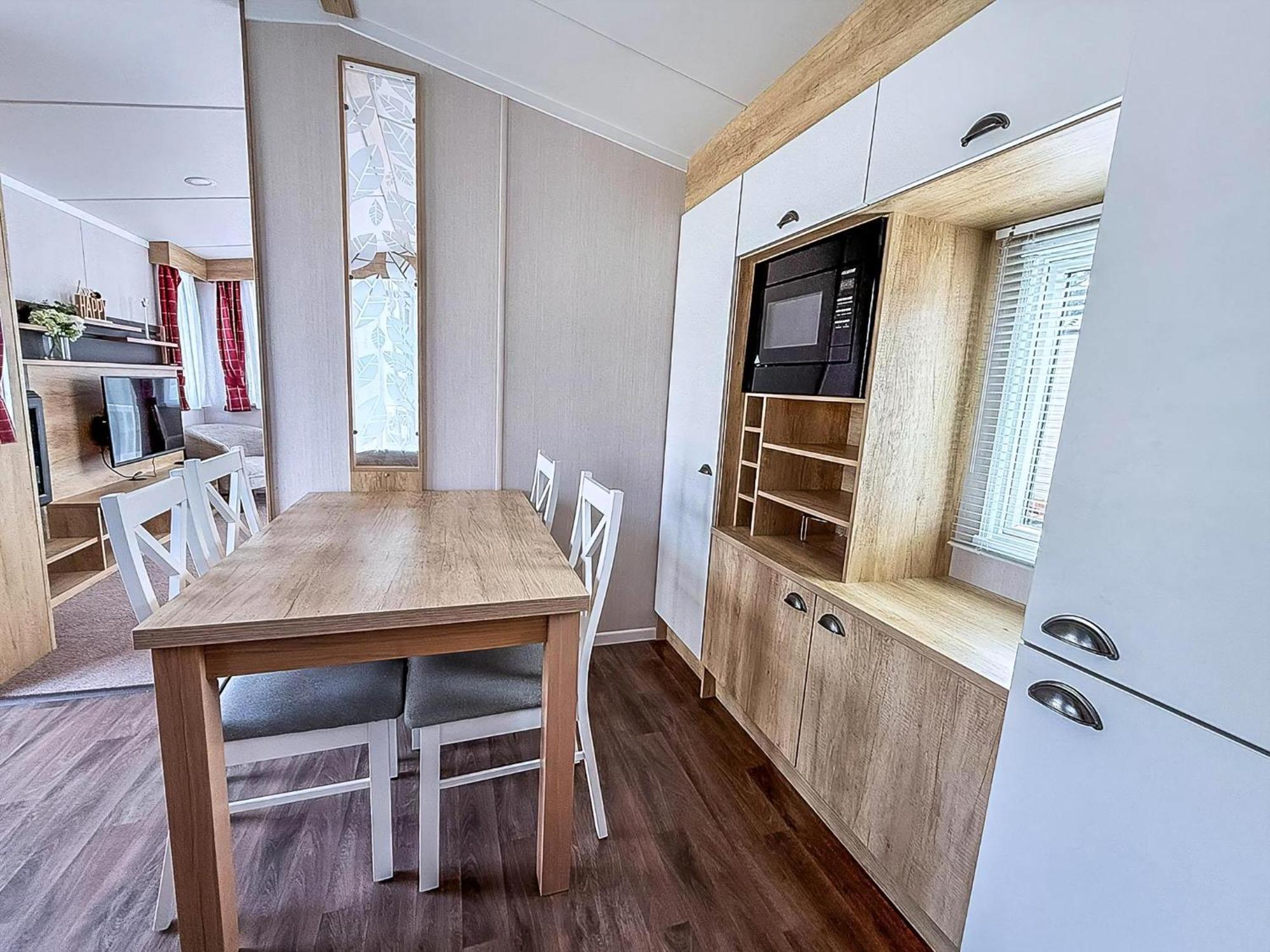 Lovely 6 Berth Caravan At Caldecott Hall Country Park, Norfolk Ref 91010c Campsite