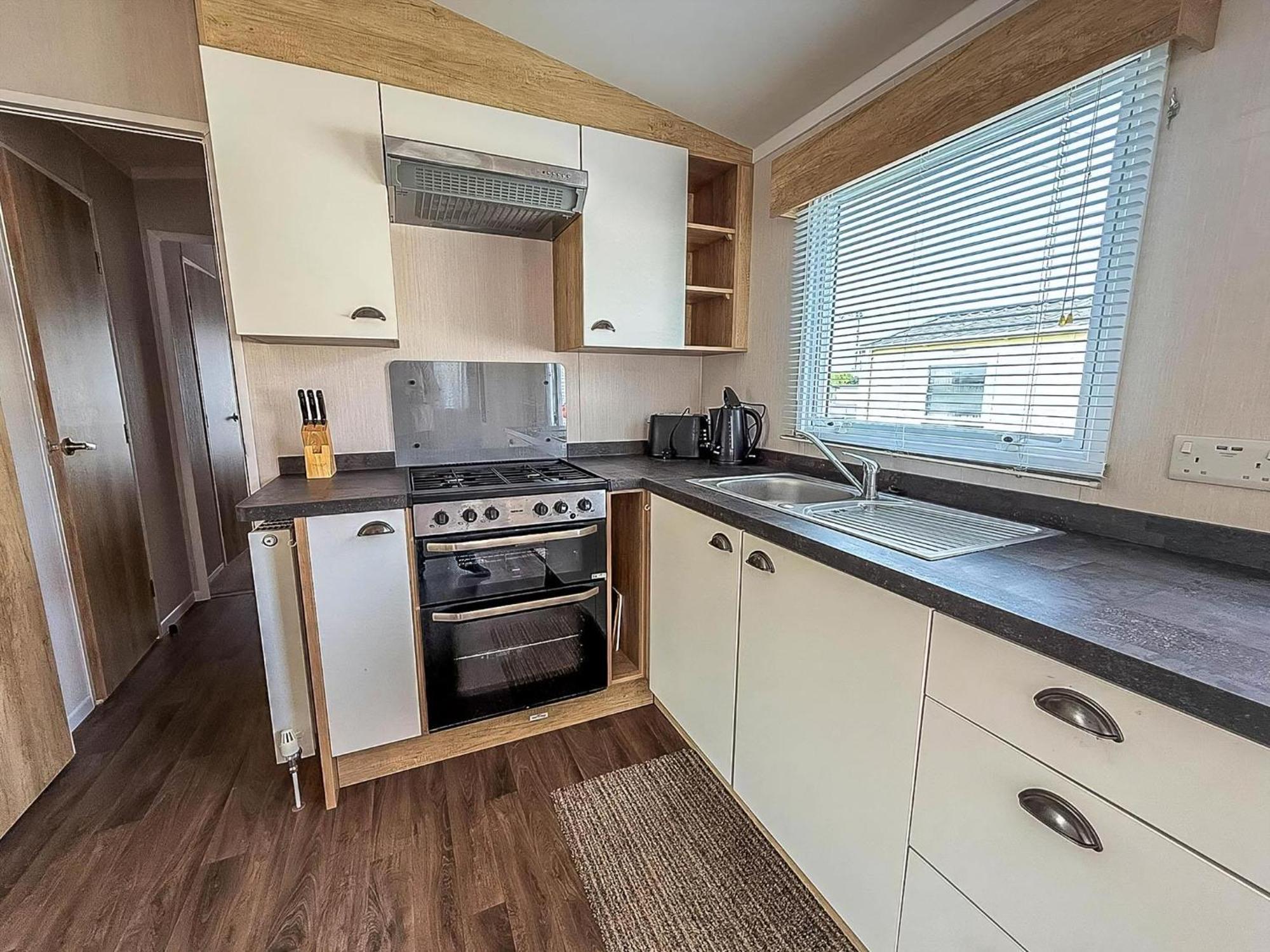 Lovely 6 Berth Caravan At Caldecott Hall Country Park, Norfolk Ref 91010c * Great Yarmouth