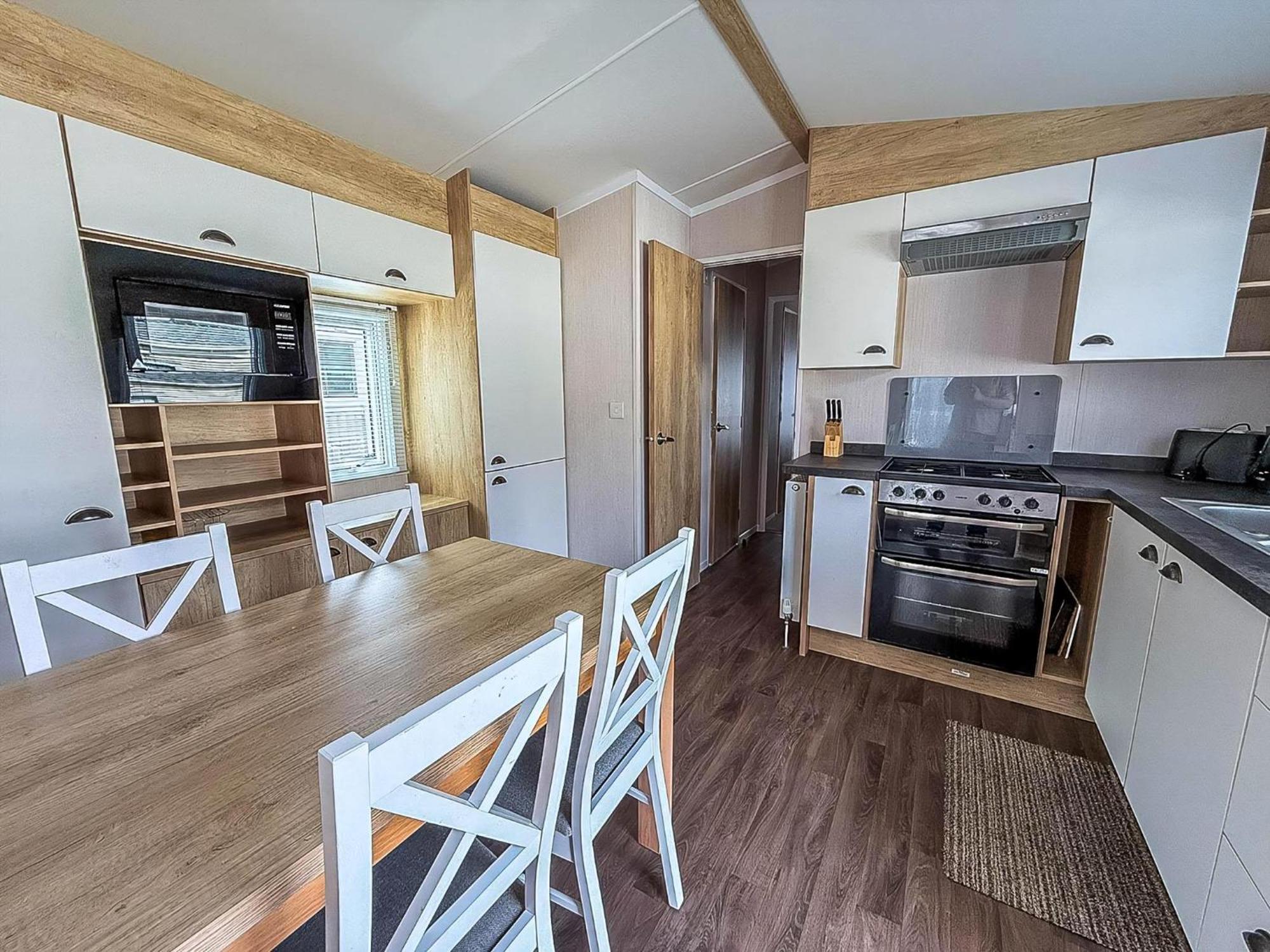 Lovely 6 Berth Caravan At Caldecott Hall Country Park, Norfolk Ref 91010c